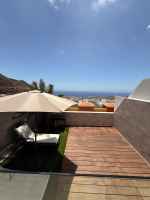 Chalet Adosado Independiente de 2 Dormitorios con Vistas al Mar y Piscina Comunitaria – Roque del Conde