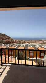 Chalet Adosado Independiente de 2 Dormitorios con Vistas al Mar y Piscina Comunitaria – Roque del Conde