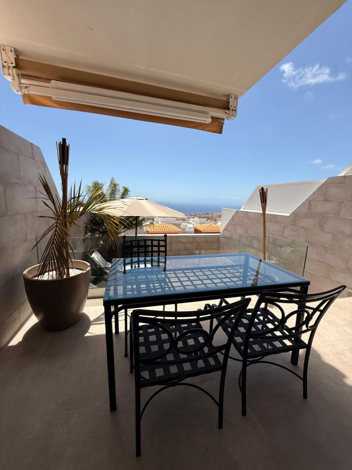 Chalet Adosado Independiente de 2 Dormitorios con Vistas al Mar y Piscina Comunitaria – Roque del Conde