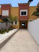 Chalet Adosado Independiente de 2 Dormitorios con Vistas al Mar y Piscina Comunitaria – Roque del Conde